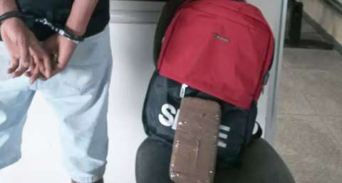 Com destino a SP, rapaz &eacute; preso com &quot;tijolo&quot; de 1 kg de coca&iacute;na na rodovi&aacute;ria 