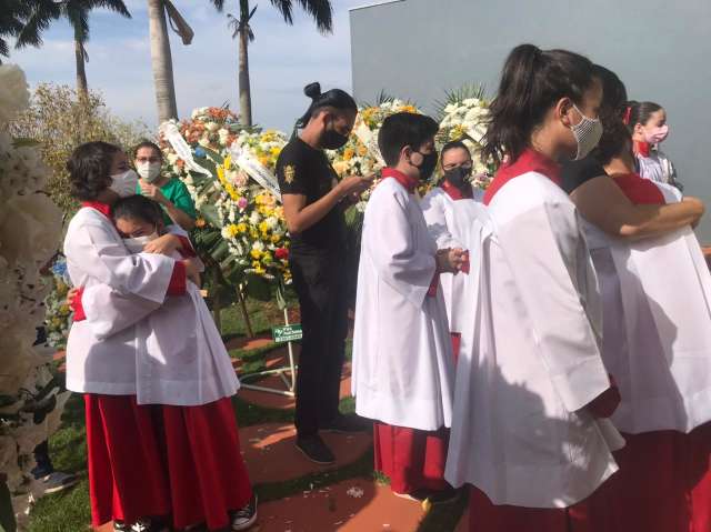 Despedida a Matheus t&ecirc;m c&acirc;nticos e homenagem de coroinhas ao coleguinha