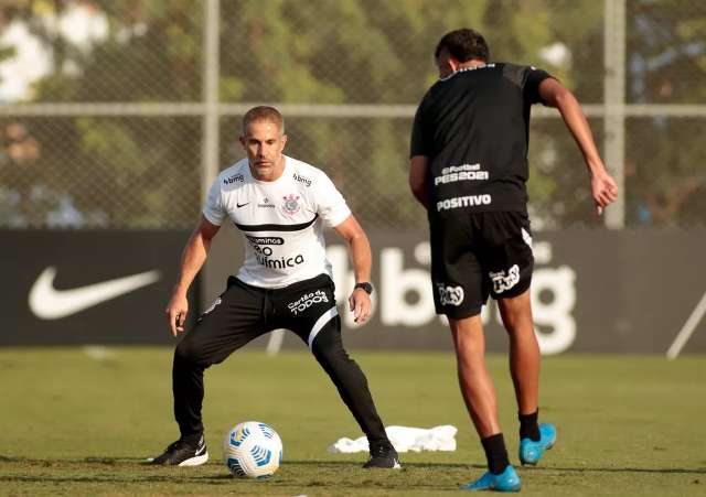 Corinthians vence a 1&ordf; com Sylvinho e se anima para &quot;decis&atilde;o&quot; na Copa do Brasil