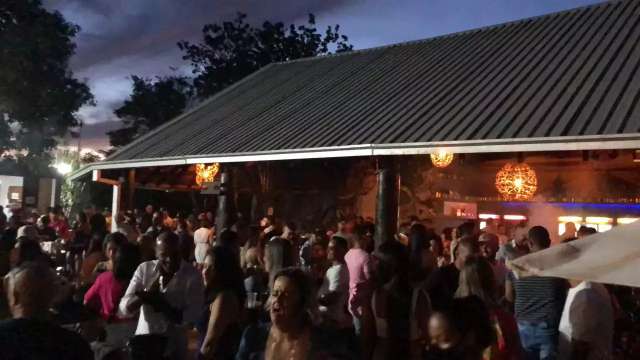 Bar &eacute; lacrado e fiscais acabam com grava&ccedil;&atilde;o de DVD em pleno colapso na pandemia
