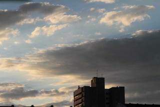 Céu com nuvens no final da tarde deste domingo em Campo Grande. (Foto: Marcos Maluf)