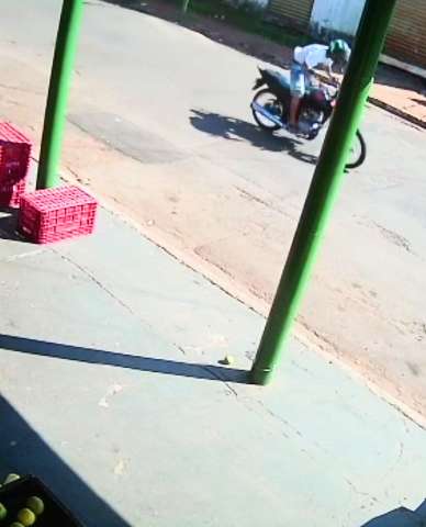 Traficante &eacute; perseguido por tr&ecirc;s bairros e acaba preso ao cair de moto 