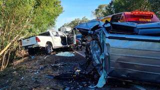 Hillux e Jeep ficaram destruídos após colisão frontal na BR-262. (Foto: Diário Corumbaense)