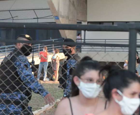 Distribui&ccedil;&atilde;o de senhas &eacute; suspensa e revolta lactantes barradas em vacina&ccedil;&atilde;o