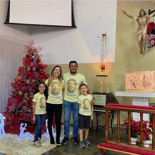 Família em celebração de Natal na Igreja São João Bosco (Foto/Facebook)