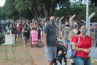 Mães, pais e bebês na fila para vacinação no Ginásio Guanandizão. (Foto: Marcos Maluf)