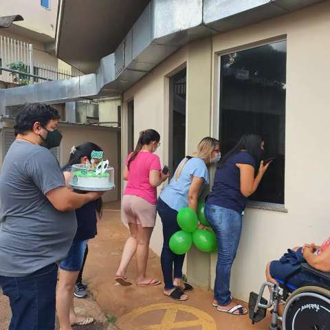 Jorge reagiu ao ganhar parab&eacute;ns e bolo do Palmeiras pela janela da UTI
