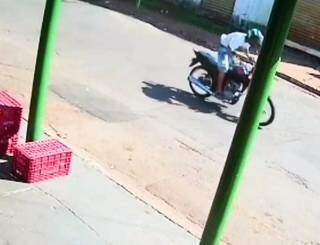 Traficante &eacute; perseguido por tr&ecirc;s bairros e acaba preso ao cair de moto 