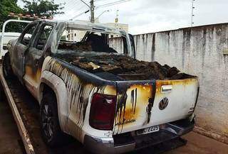Camionete queimada com a droga em guincho. (Foto: Osvaldo Duarte | Dourados News)