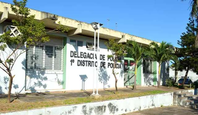 Homem &eacute; preso ap&oacute;s espancar mulher e amea&ccedil;ar patr&atilde;o dela com faca 