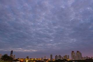 Vista do amanhecer na Capital no bairro São Bento (Foto: Henrique Kawaminami)