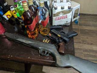 Armas e bebidas encontradas em festa clandestina encerrada pela polícia (Foto: Divulgação)