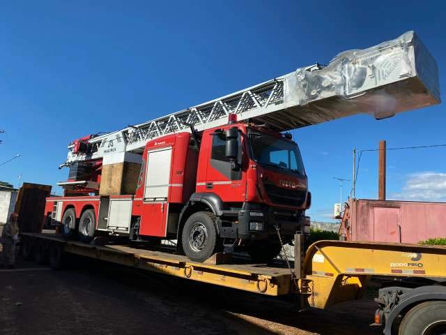 Bombeiros far&atilde;o simula&ccedil;&atilde;o em shopping com escada que veio da Alemanha