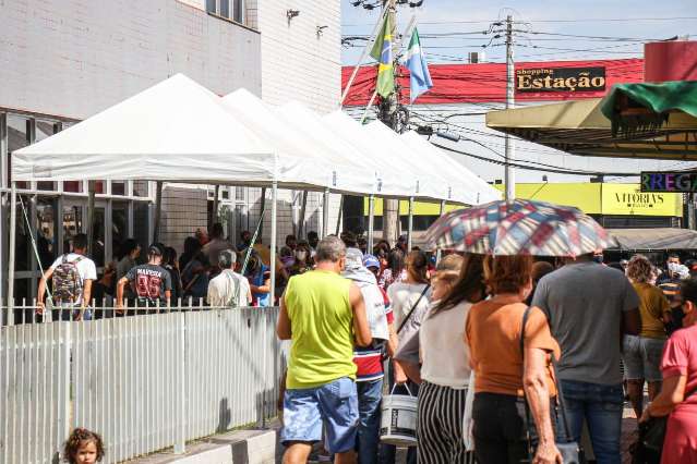 Caixas eletr&ocirc;nicos ficam sem dinheiro e provocam longa fila em ag&ecirc;ncia banc&aacute;ria