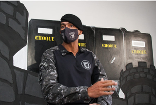 Major Rigoberto em coletiva de imprensa nesta manhã, no Batalhão de Choque (Foto: Henrique Kawaminami) 