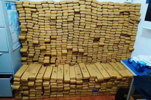 Motorista tenta fugir da pol&iacute;cia, bate em letreiro e &eacute; preso com maconha