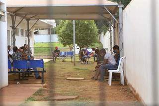 Pacientes aguardando atendimento na UPA (Unidade de Pronto Atendimento) Santa Mônica. (Foto: Kísie Ainoã)