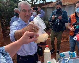 Governador apreciando uma das principais iguarias paraguaias na culinária sul-mato-grossense: a chipa! (Foto: Divulgação)