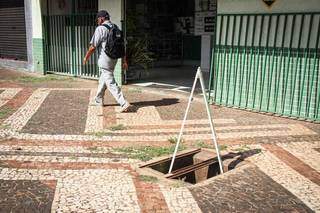 Bueiro aberto na Rua Barão do Rio Branco foi &#34;isolado&#34; por comerciantes (Foto: Henrique Kawaminami)