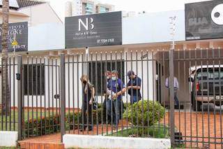 Policiais deixam escritório de Mineradora, onde também funciona escritório do irmão de Waldir Neves. (Foto: Henrique Kawaminami)