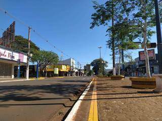 Avenida Marcelino Pires vazia durante lockdown que vai até sábado (Foto: Dourados Informa)