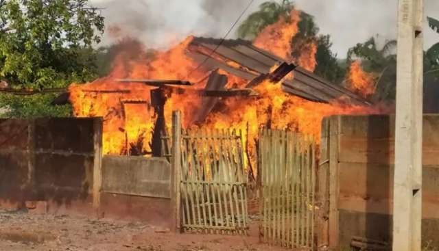 Mulher n&atilde;o aceita fim do casamento e incendeia casa do ex-marido