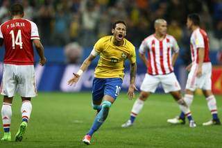 Neymar comemora gol no último encontro com Paraguai pelas Eliminatórias (Foto: CBF)