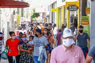 Consumidores caminhando no Centro de Campo Grande. (Foto: Henrique Kawaminami)