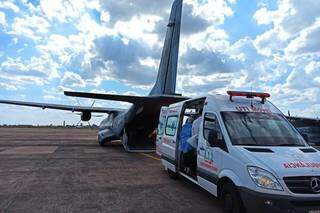 Registro de transferência de paciente de Dourados em avião da FAB, na Base Aérea de Campo Grande. (Foto: Direto das Ruas)