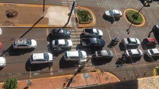 Movimentação de veículos na Avenidas Marcelino Pires, em Dourados, onde Guarda Civil está abordando moristas e orientando sobre restrições de circulação. (Foto: Dourados Informa)