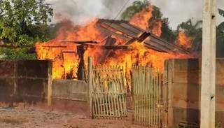Casa ficou tomada pelo incêndio que se alastrou rapidamente. (Foto: Divulgação | PM)