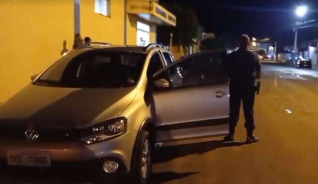 Homem chega atirando na casa da ex e jovem de 22 anos &eacute; baleado nas costas 