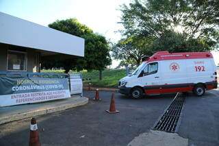 Ambulância traz paciente para Hospital Regional, em Campo Grande (Foto: Kísie Ainoã)