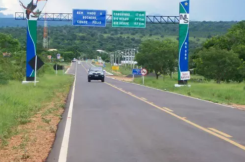 Motorista morre após carro cair de ponte e ficar submerso em rio 