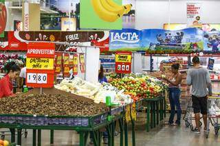 Consumidores fazem compras em supermercado da Capital (Foto: Marcos Maluf/Arquivo)