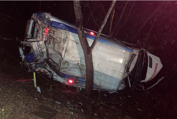 Ambulância é destruída em capotagem e motorista fica ferido 