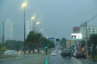 Tempo nublado na Avenida Afonso Pena. (Foto: Kisie Anoiã)