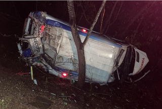 Ambulândia ficou totalmente destruída (Foto: Aquidauana News)