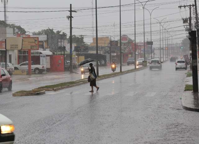 Chuva forte escurece tarde e deve derrubar a temperatura na Capital