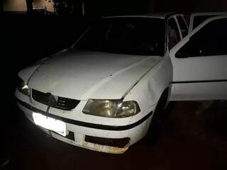 Carro roubado de casal e usado na fuga de homens suspeitos de assalto, em Deodápolis (Foto: Ivi Notícias/Divulgação)