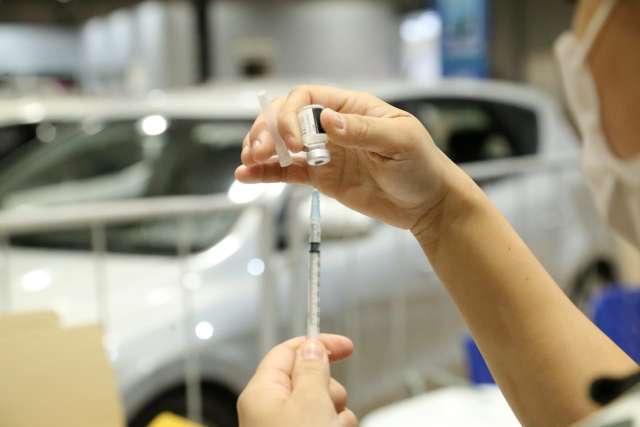 Vacina&ccedil;&atilde;o da doses da Coronavac ocorre em dois locais nesta quarta na Capital