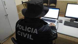Policial acessa dados de HD retirado do notebook de universitário (Foto: Adilson Domingos)