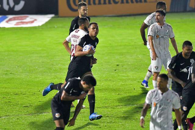 Fluminense leva virada do Bragantino, mas vai &agrave;s oitavas da Copa do Brasil