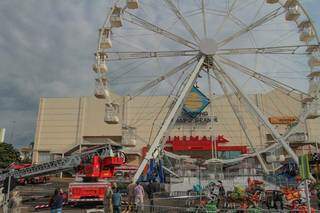 A 32 metros, bombeiros fazem resgate em roda gigante de shopping