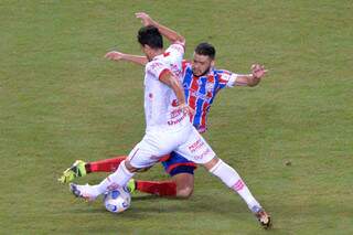 Disputa de bola durante a partida desta noite. (Foto: Estadão Conteúdo) 