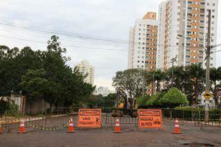 Trecho da rua Rui Barbosa, entre Rachid Neder e Júlio Dittmar, está interditado para obras. (Foto: Henrique Kawaminami)