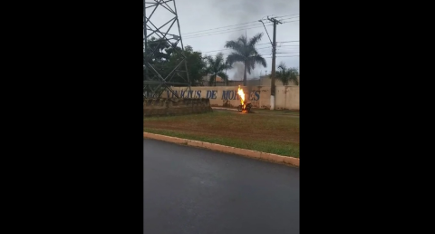 Motocicleta pega fogo em avenida movimentada; veja o vídeo 