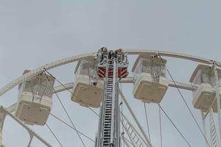 A 32 metros, bombeiros fazem resgate em roda gigante de shopping