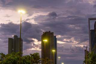 Amanhecer nublado na av. Afonso Pena, em Campo Grande (Foto: Henrique Kawaminami)