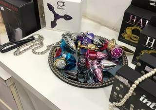 Plugs com joias têm saído muito nos últimos meses, afirmam vendedoras. (Foto: Lucas Mamédio)